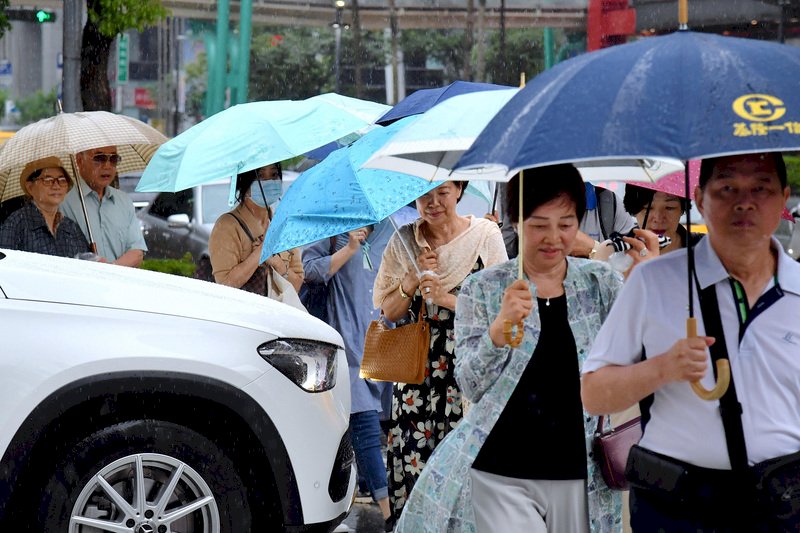 北台濕涼南多雲　花東中部局部雨