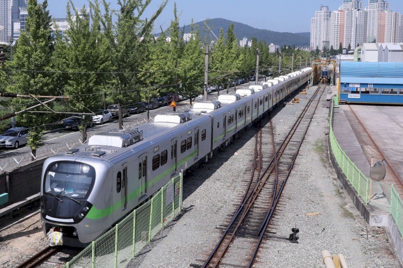 台鐵通勤生力軍　EMU900電聯車10月底抵台