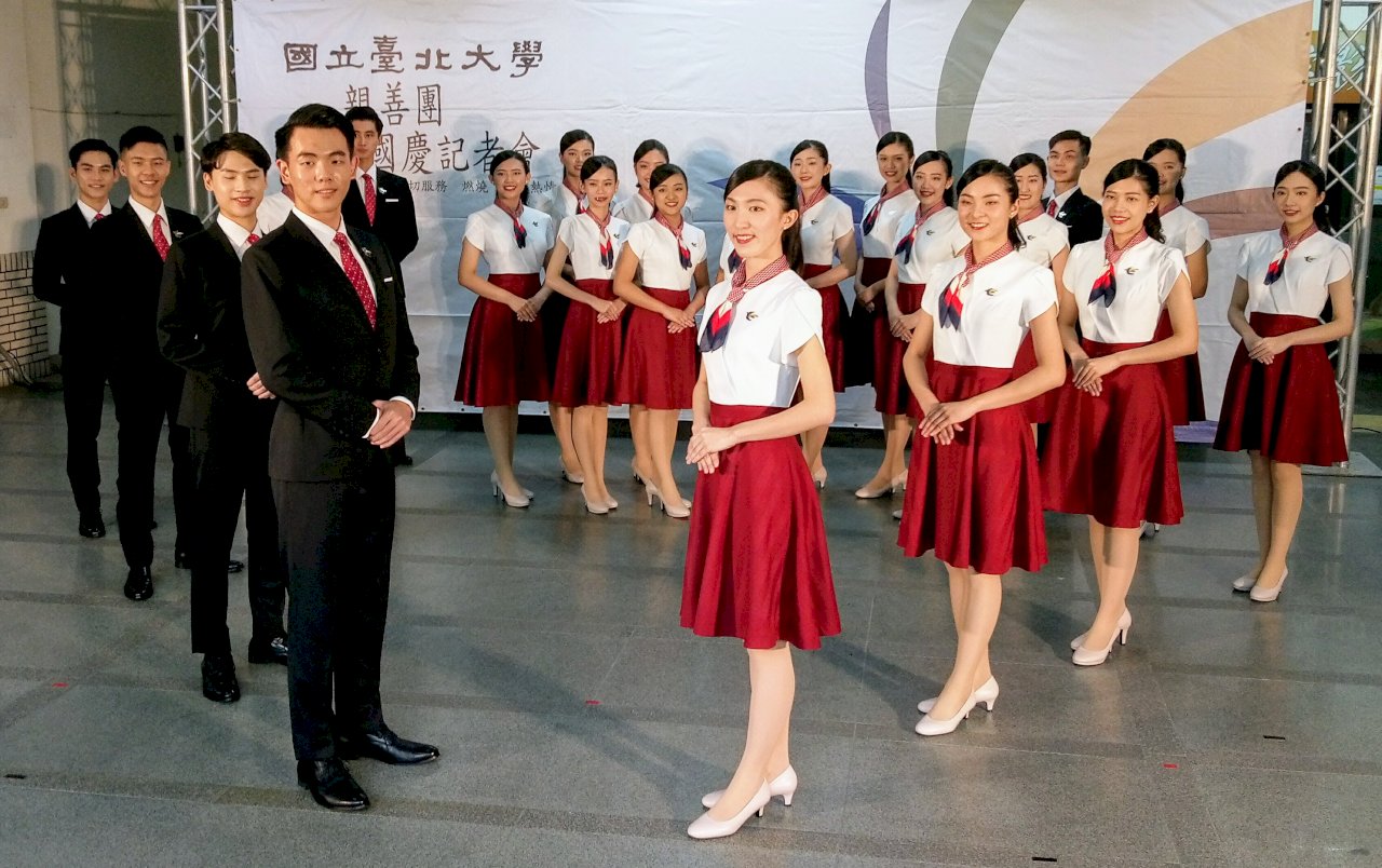 國慶大會防疫戴口罩　親善服務團練眼睛微笑(影音)