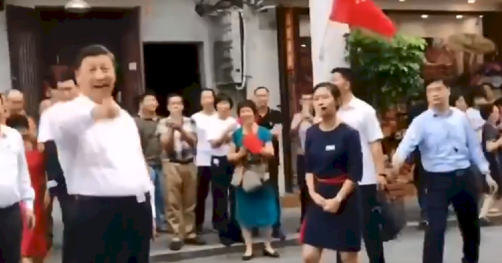 保鑣出手拉回女導遊未果！ 習近平訪潮州 網友熱議漏網鏡頭