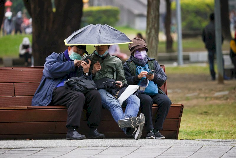 晚起鋒面冷氣團南下  各地轉雨愈晚愈冷
