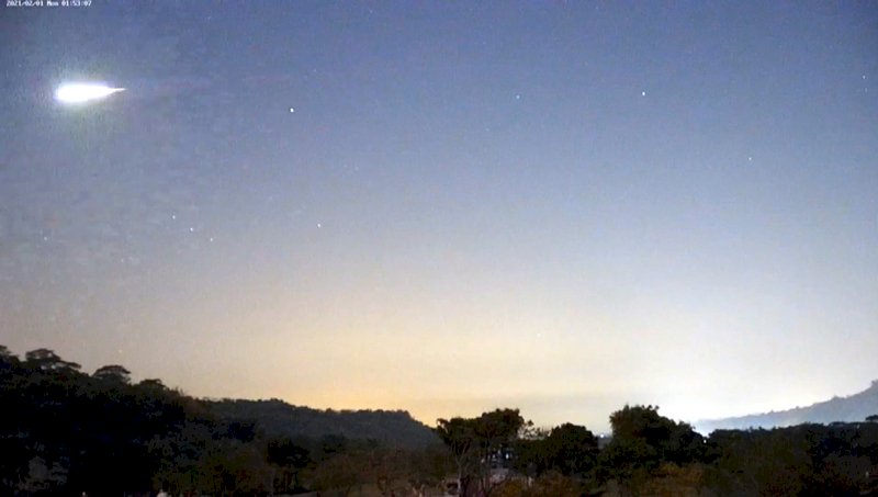 巨大火球劃天際被拍下 &nbsp;氣象局：是「火流星」