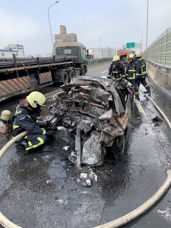 西濱快速道路車禍 &nbsp;自小客起火2死1傷