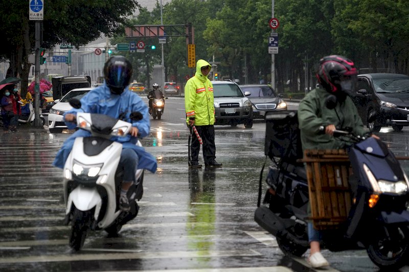 鋒面通過降雨增下半天後雨趨緩 舒適偏涼高溫23度