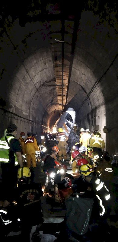 太魯閣號出軌/&nbsp;死亡人數續增 半具遺體、兩屍袋仍待確認