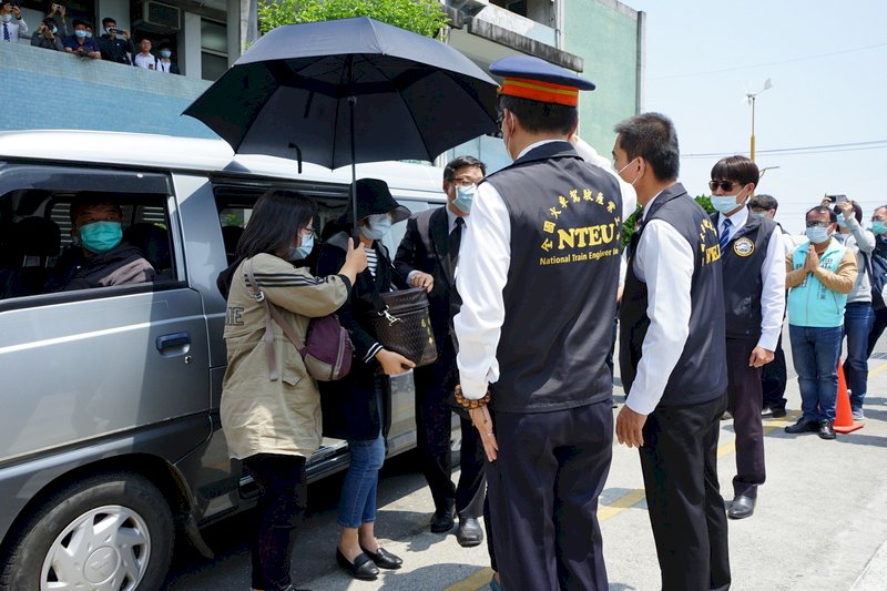 太魯閣號出軌／殉職司機員袁淳修搭專列下班返家(影音)