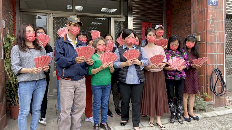 有戴有保庇！大甲媽起駕晚間演唱會暖身 &nbsp;信徒發口罩防疫不馬虎