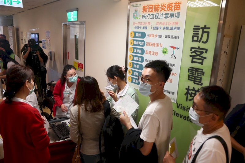 自費接種首日醫院現人潮 民眾：打了再出國才安心