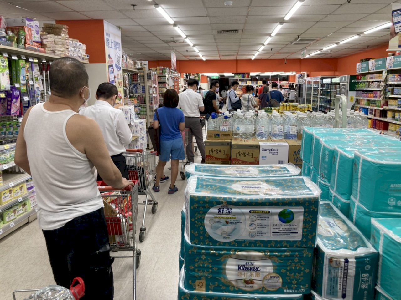 本土病例急遽增加 《路透》：台灣首次陷入封鎖的恐慌