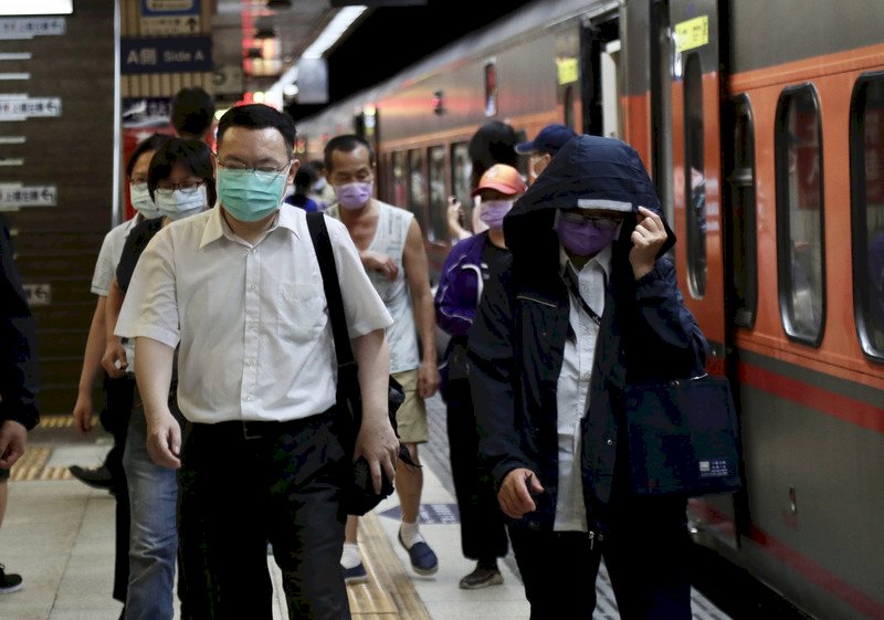 雙北三級警戒首個上班日   台鐵祭出管制因應措施