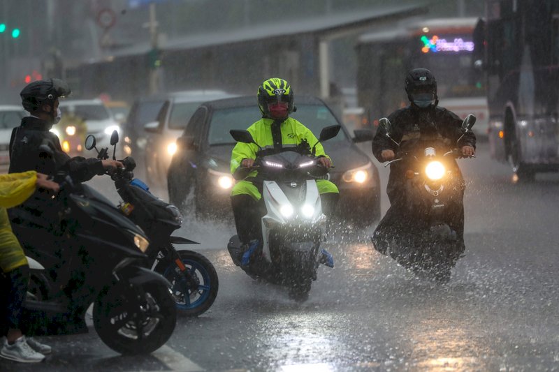 中南部易有強降雨 北東午後留意短暫雷陣雨