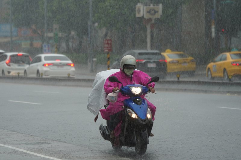 滯留鋒面加西南風雨勢一波波 留意隨機對流降雨