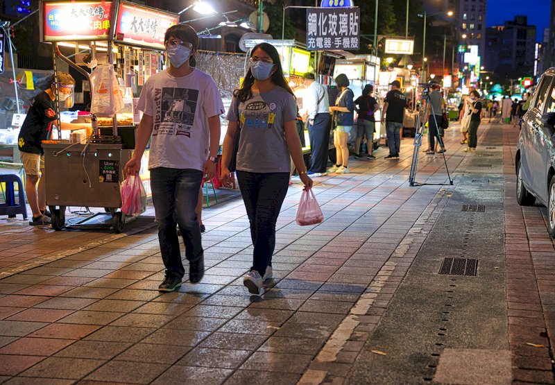 寧夏夜市微解封搶頭香 攤商開心
