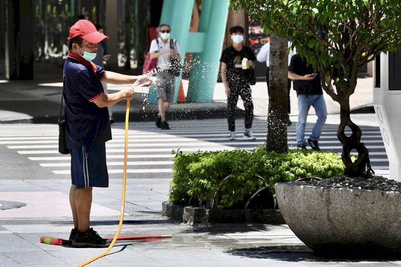 高溫炎熱午後雷陣雨 輕颱烟花尚未影響台灣