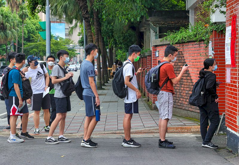 109學年高中應屆畢業生跌破20萬人 就業比率5年新低