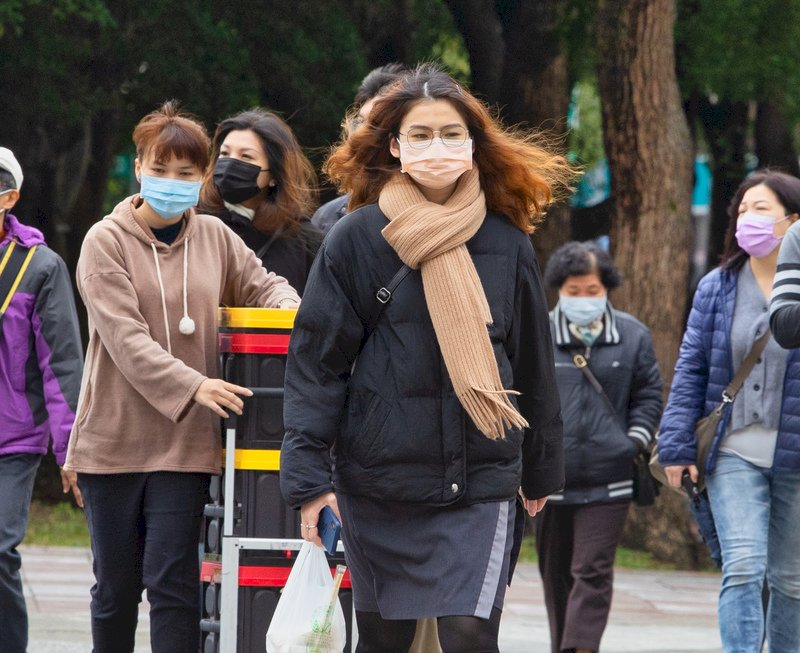 週末水氣稍減 迎風面短暫雨