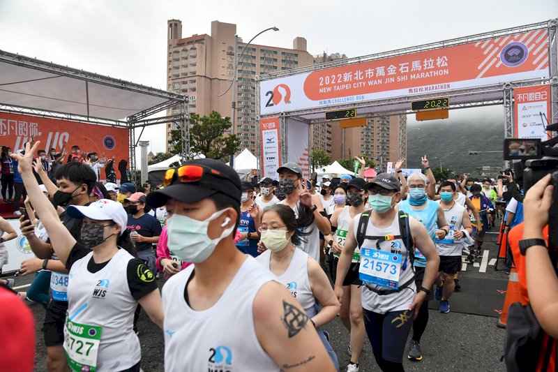 2022萬金石馬拉松 萬人起跑場面壯觀