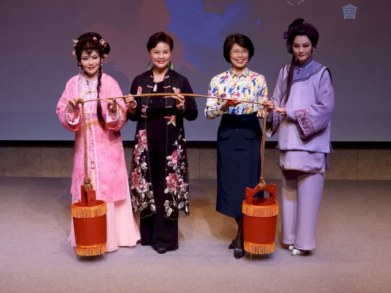 台灣豫劇團《金蓮纏夢》 三寸金蓮踩蹺上演