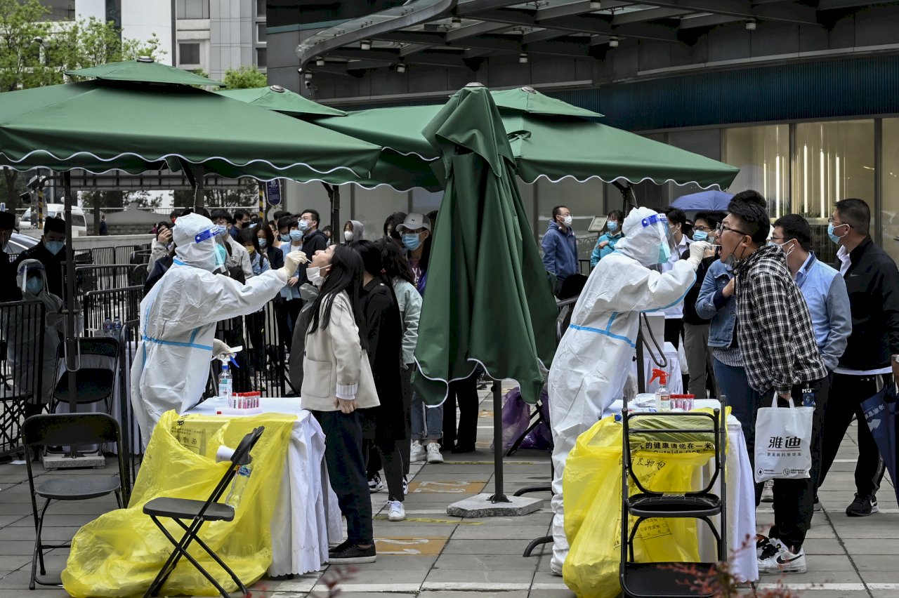 北京教授稱抗疫人民可增壽  網批還不夠排隊做核酸