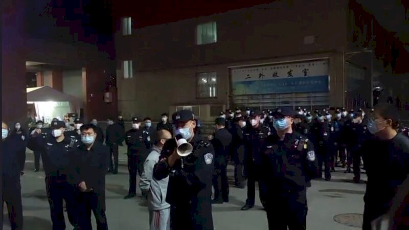北京一學院抗議過度防疫 大批警力急到場