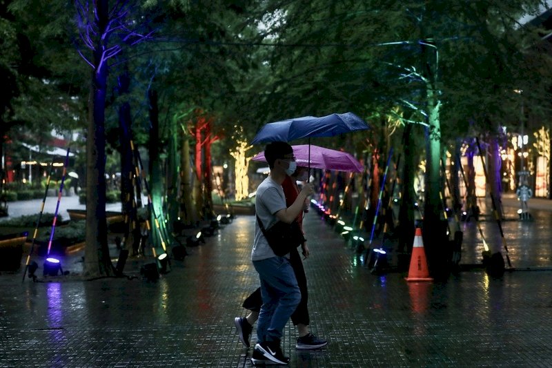 鋒面由北往南接近中 各地降雨機率漸增