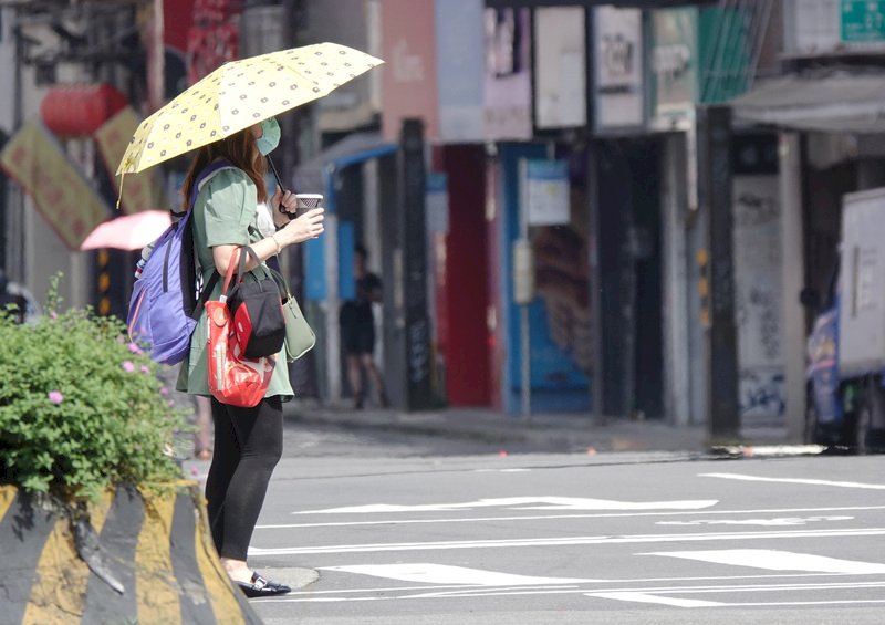 各地炎熱 東南部注意焚風高溫逾36度