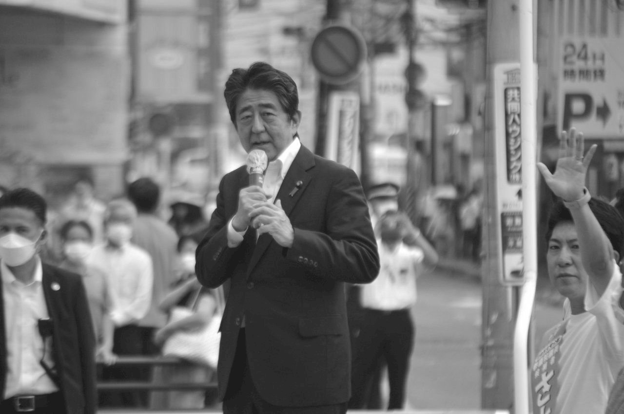 安倍晉三遇刺身亡 拜登下令全美降半旗致哀