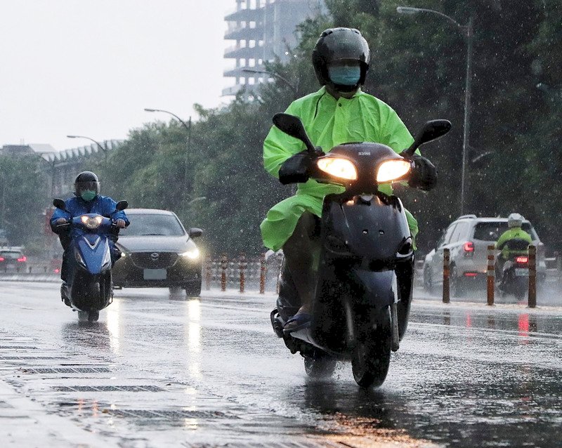 低壓帶接近各地有雨 晚起北海岸東台馬祖防長浪