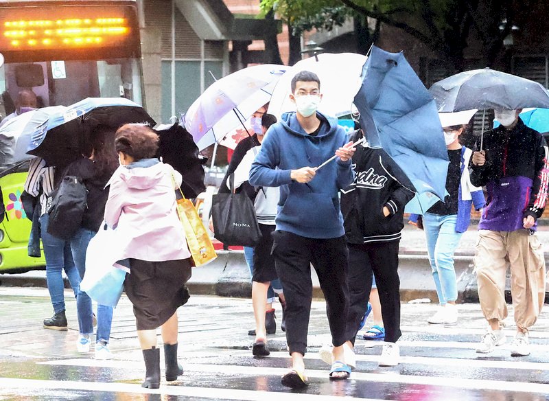 北部今防豪雨愈晚愈冷 18日低溫探17度