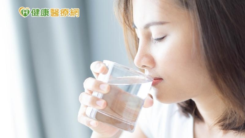 吃東西也算喝水量？研究：每天喝8杯水太多了