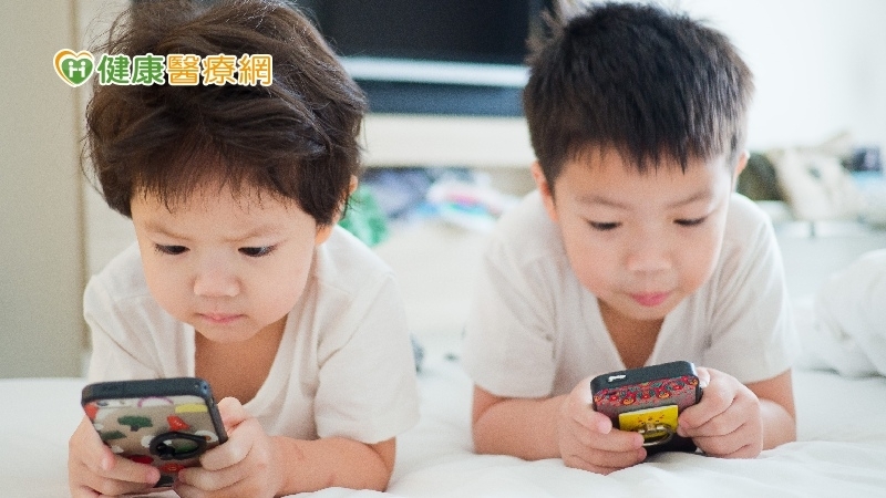 「用手機顧小孩」兒科醫：恐導致孩子情緒問題惡化