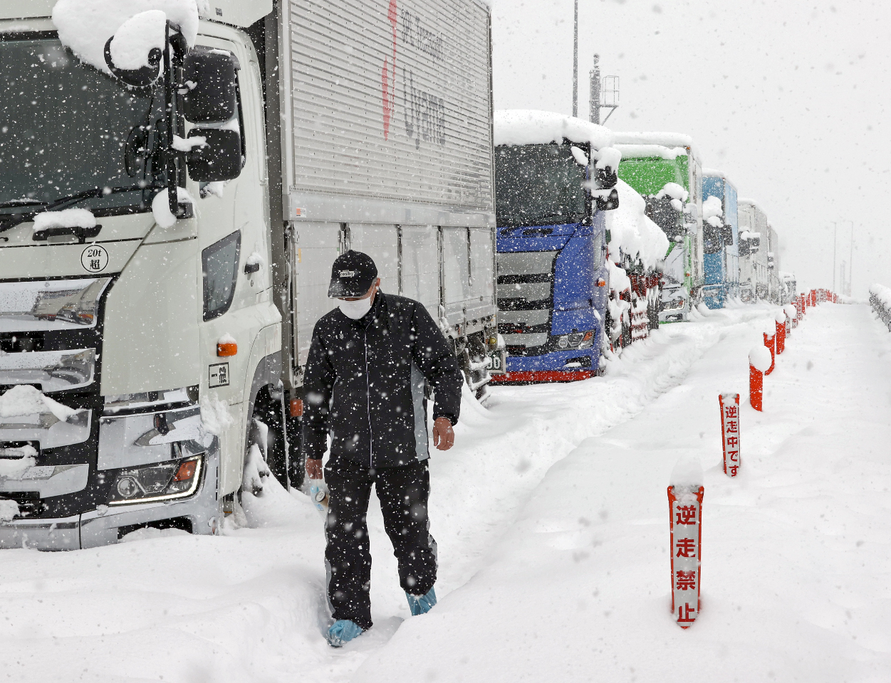 超強寒流侵襲 暴風雪擾亂日本陸空交通