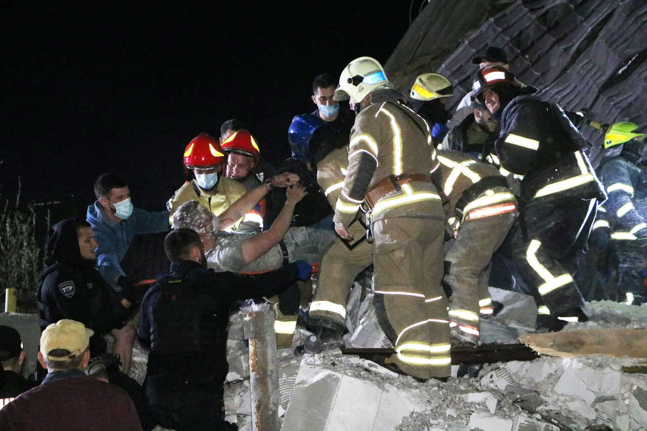 烏克蘭第聶伯羅遭俄羅斯飛彈攻擊 至少13人受傷
