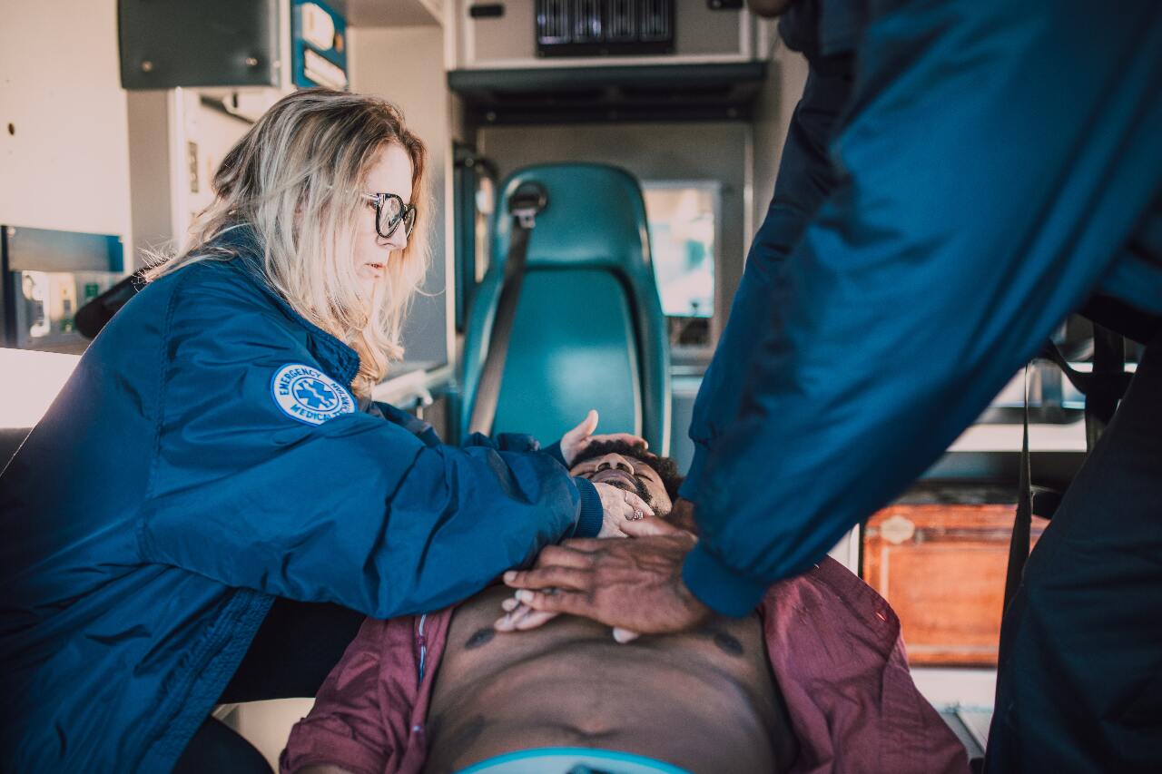 急救也有性別差異？ 研究：旁觀者較不會為女性CPR