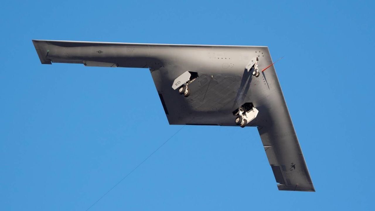 美軍B-21「突襲者」匿蹤轟炸機首飛