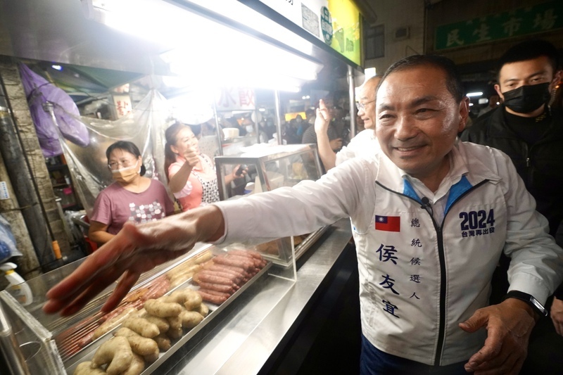 侯友宜高雄車掃催票  夜市與民眾玩自拍
