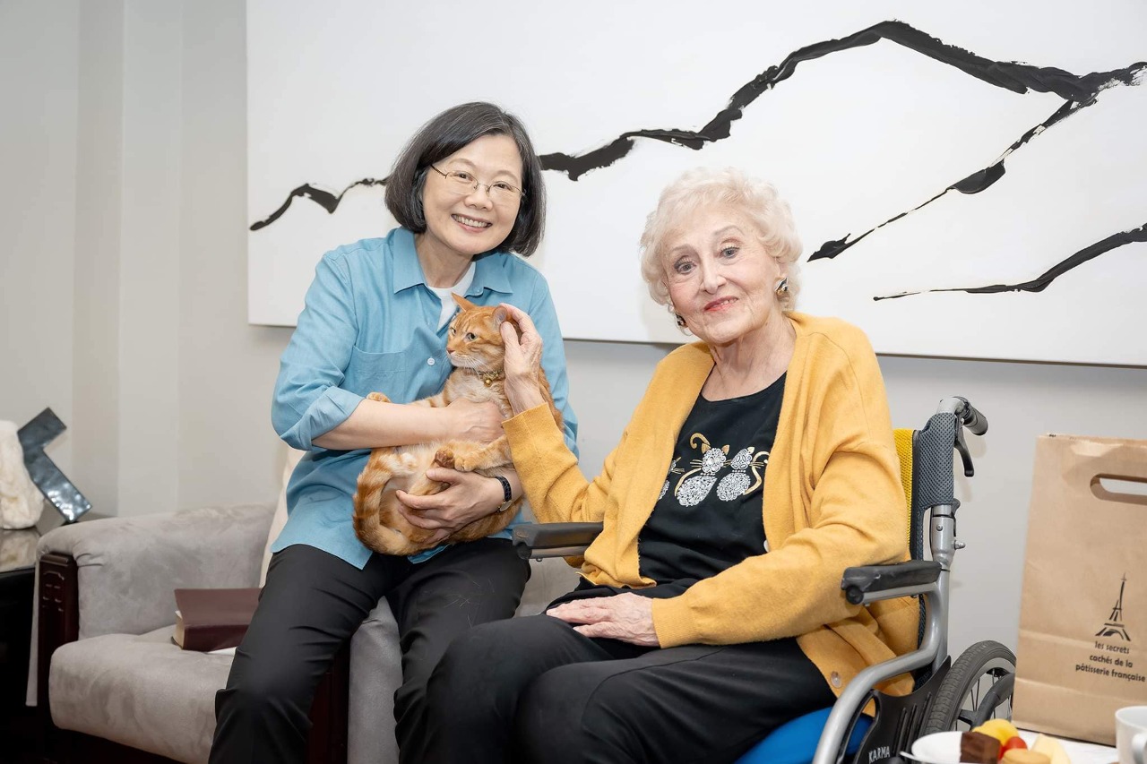 蔡總統官邸見彭蒙惠 橘貓阿才與搜救犬樂樂陪同