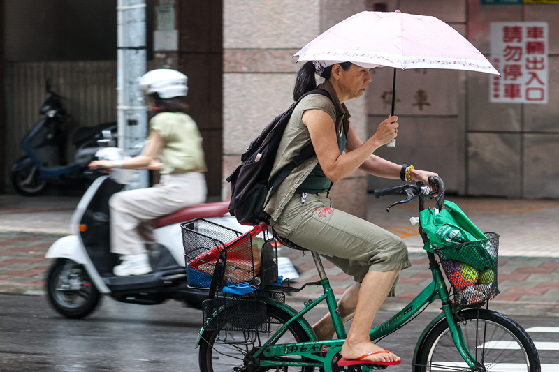 降雨擴大 中午悶熱高溫33度入夜後各地轉涼
