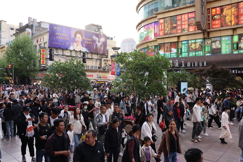 中國五一假期 多地現人潮官方促消費