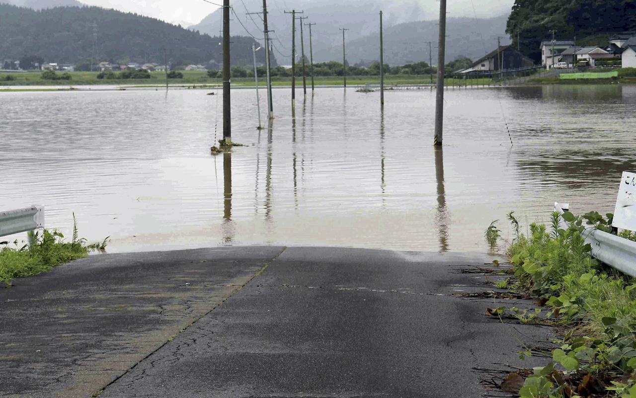 大雨致日本秋田河川決堤 新潟多處道路淹水