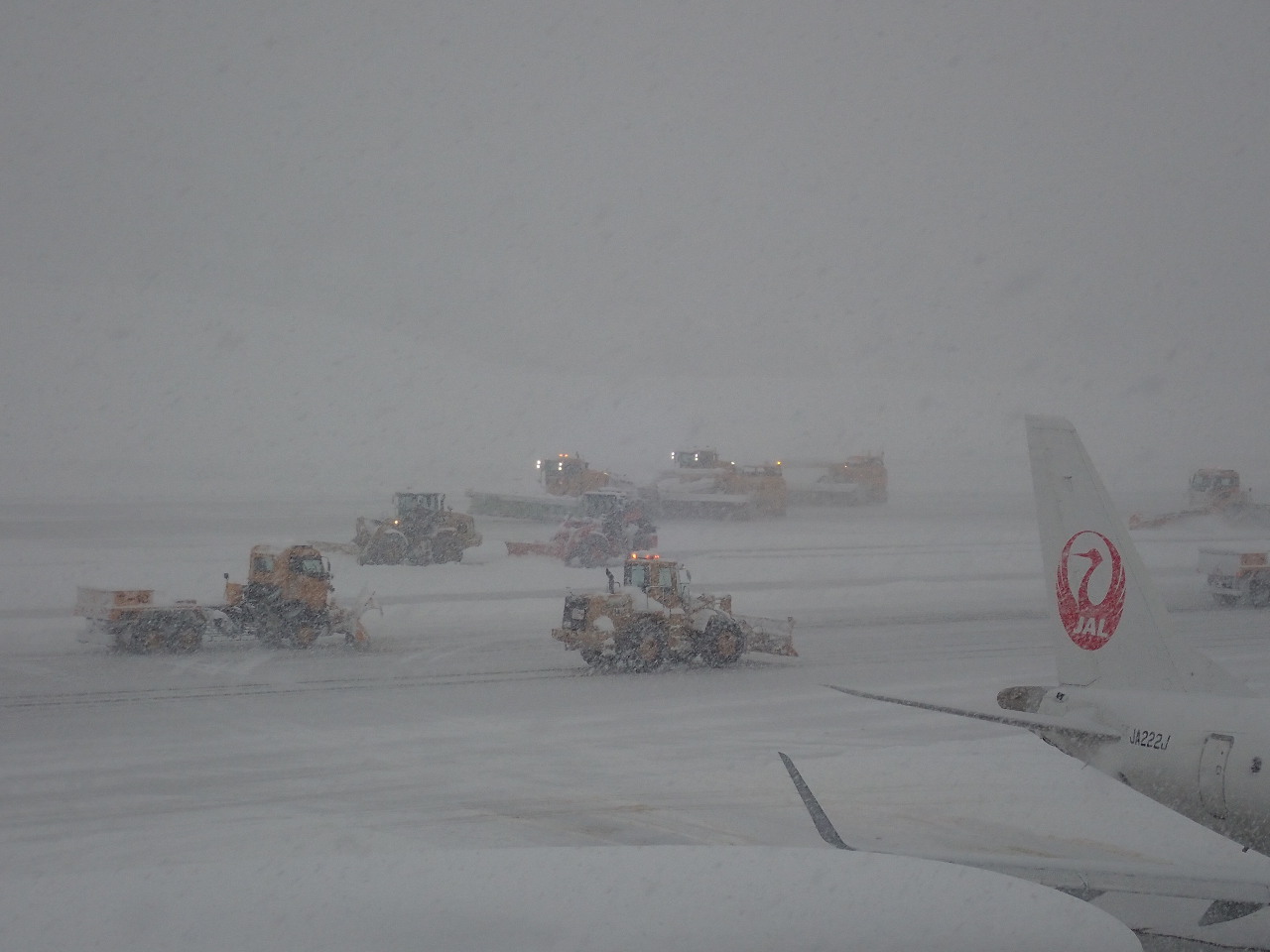 大雪影響日本青森機場航班 收假旅客陷混亂
